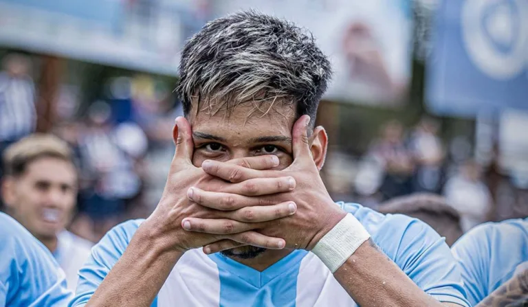 Pablo comemora o gol do Londrina sobre o Operário.