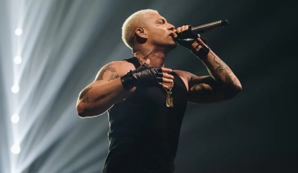 o músico filipe ret cantando em show