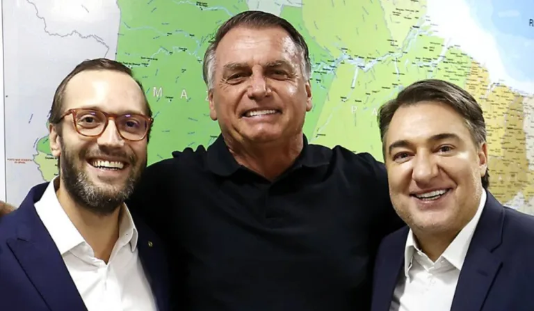 Bolsonaro fez anúncio ao lado de deputados paranaenses
