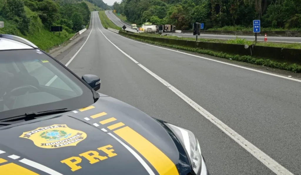 acidente entre carro e caminhão carregado com ácido interdita BR-116