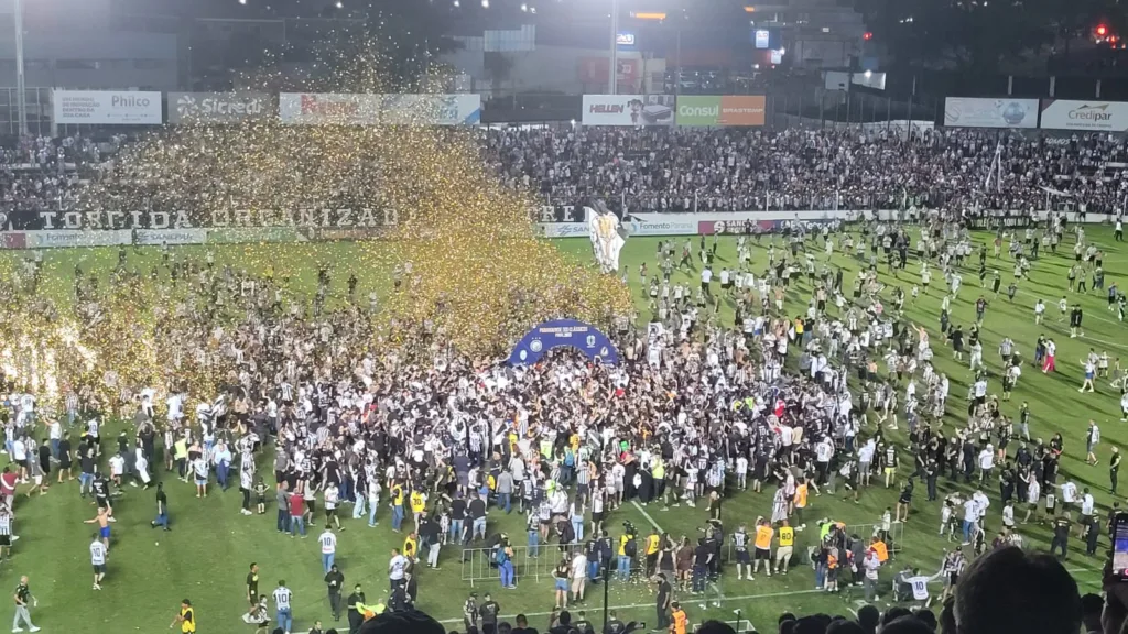 Torcida do Operário invadiu o campo para comemorar o título