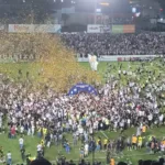 Torcida do Operário invadiu o campo para comemorar o título