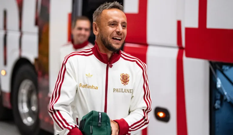 Rafinha em jogo festivo do Bayern.