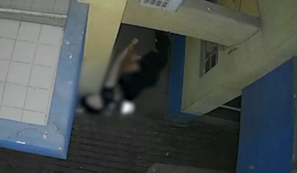 Jovem sendo arrastada pelo suspeito até o banheiro