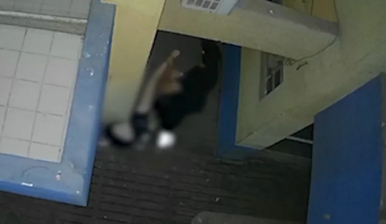 Jovem sendo arrastada pelo suspeito até o banheiro