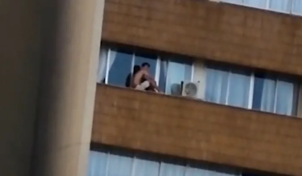 jovem sentado na janela