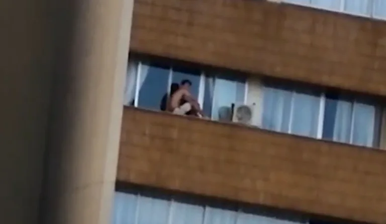 jovem sentado na janela