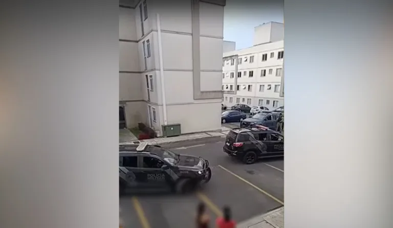 Terceiro suspeito está foragido, após fugir do local. (Foto: Reprodução/RICtv)