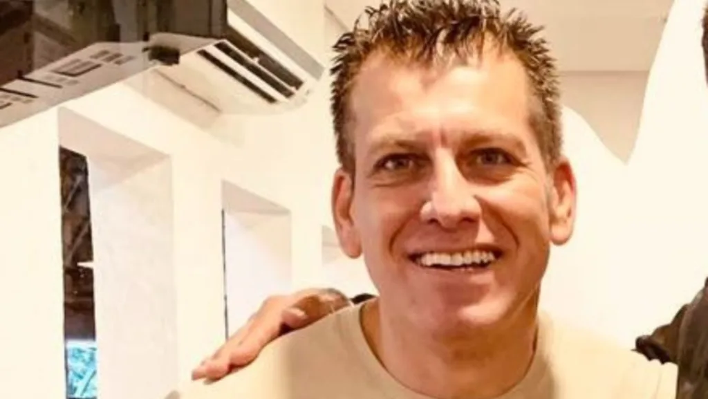 Empresário estava no carro a caminho do trabalho quando foi atingido por ônibus 