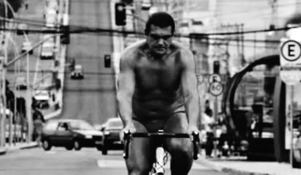 Oil Man caminhando por Curitiba