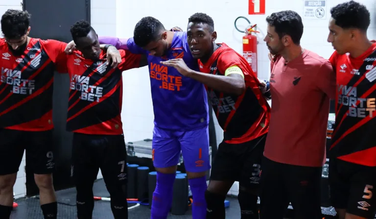 Jogadores do Athletico no vestiário