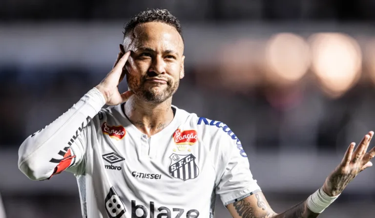 Neymar com camisa do santos em estádio.