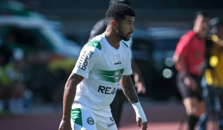 Lucas Ronier com a camisa do Coritiba