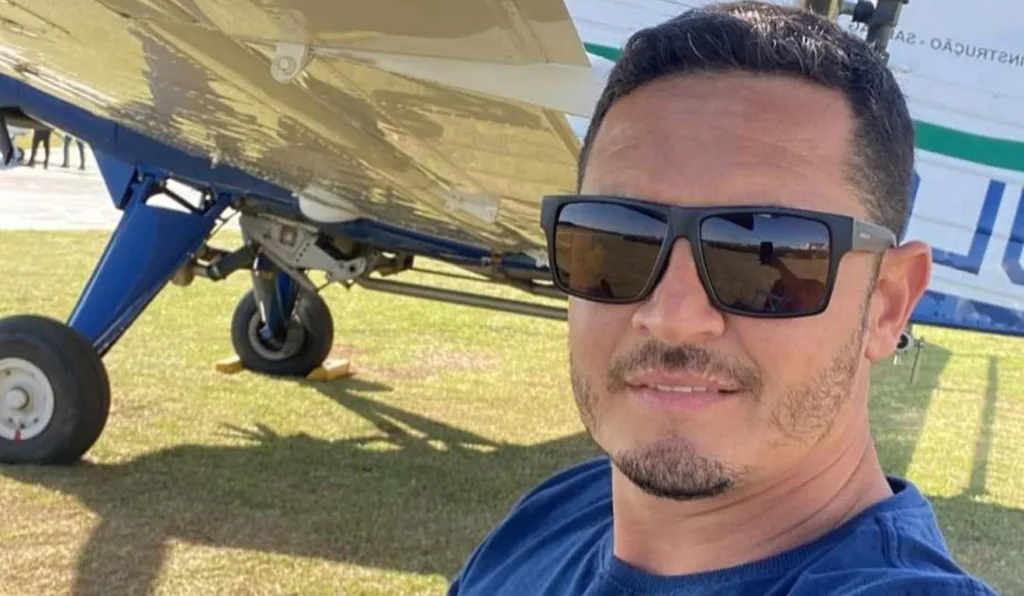 Homem embaixo e avião com óculos escuro