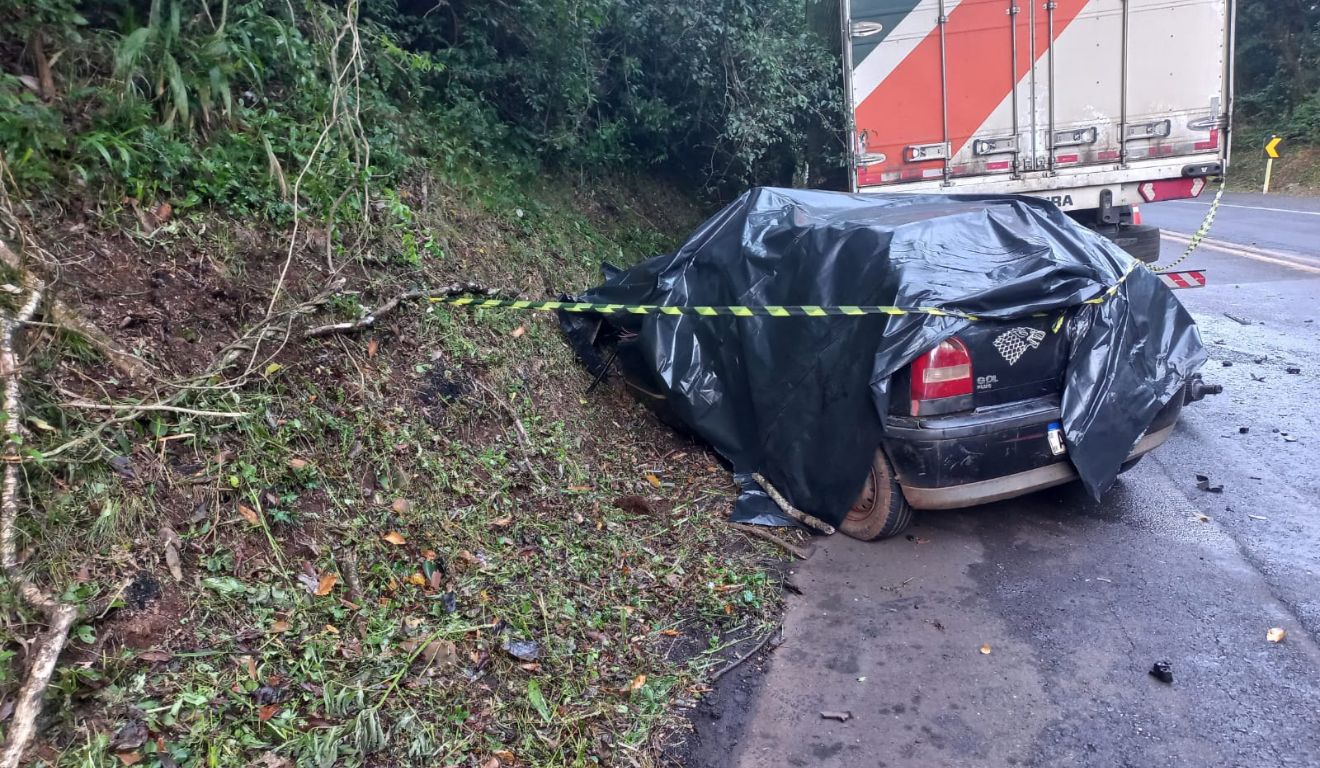 Cinco pessoas morrem e bebê fica ferido após carro bater em caminhão no Paraná