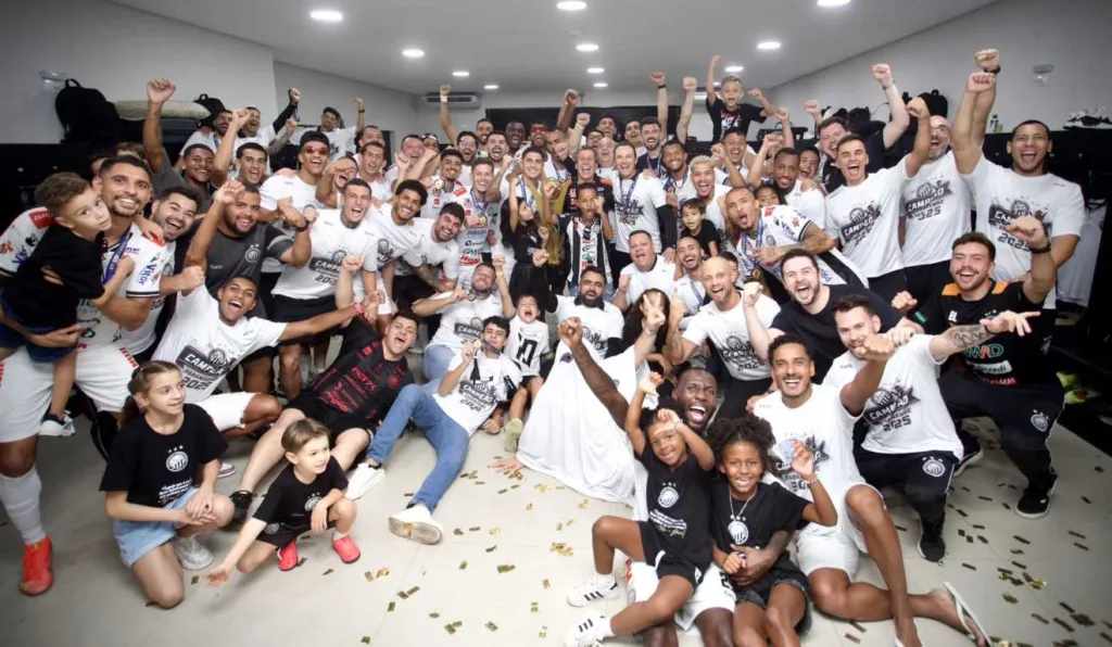 Elenco do Operário comemora com familiares no vestiário o título estadual.