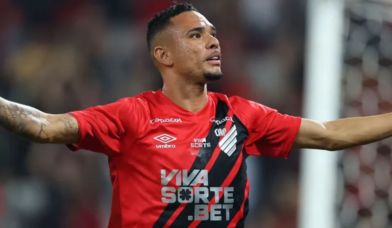 Luiz Fernando comemora os três gols pelo Athletico