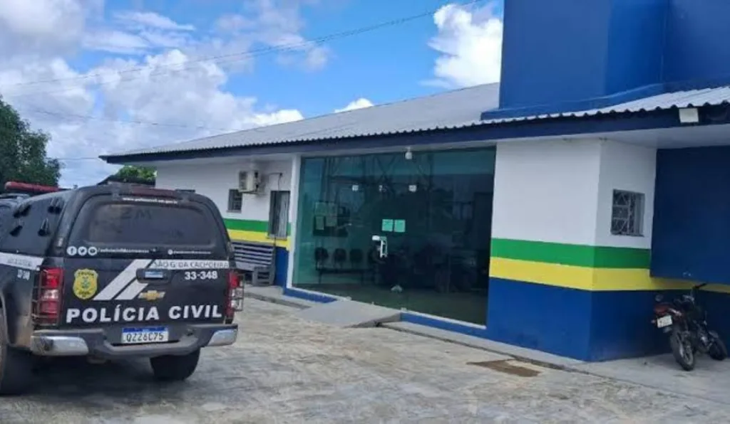 Filho preso por estuprar e incendiar a casa da mãe