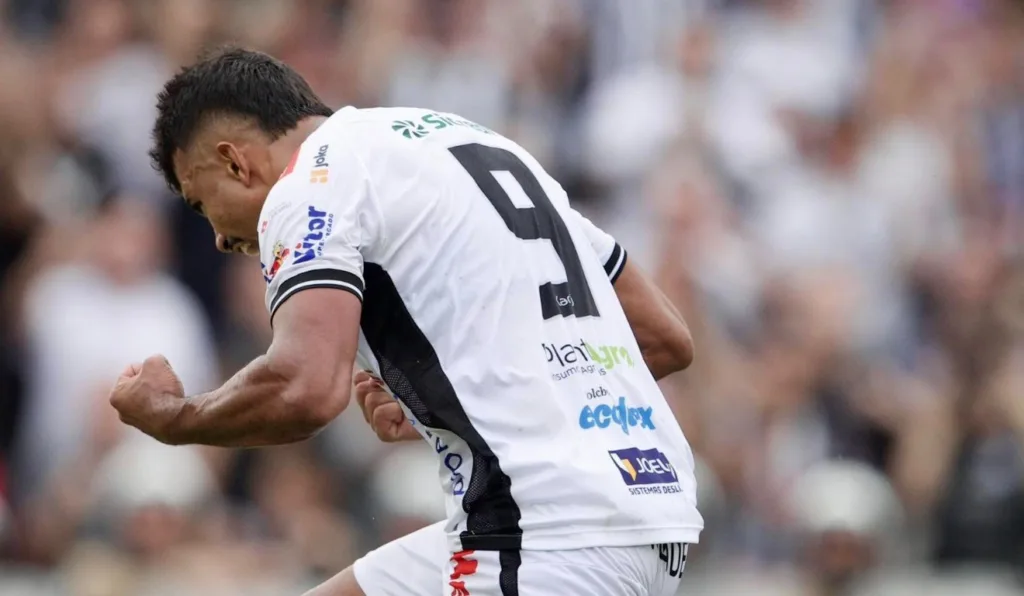 Mingotti comemora ogl do Operário na final do Paranaense