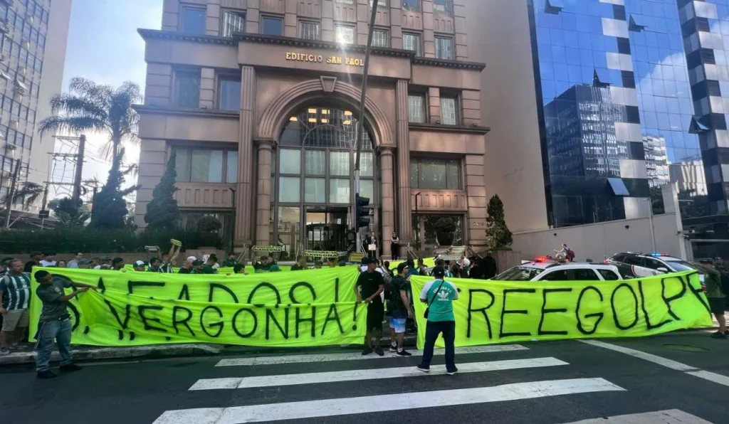 Torcedores do Coritiba protestaram nesta terça-feira (25).