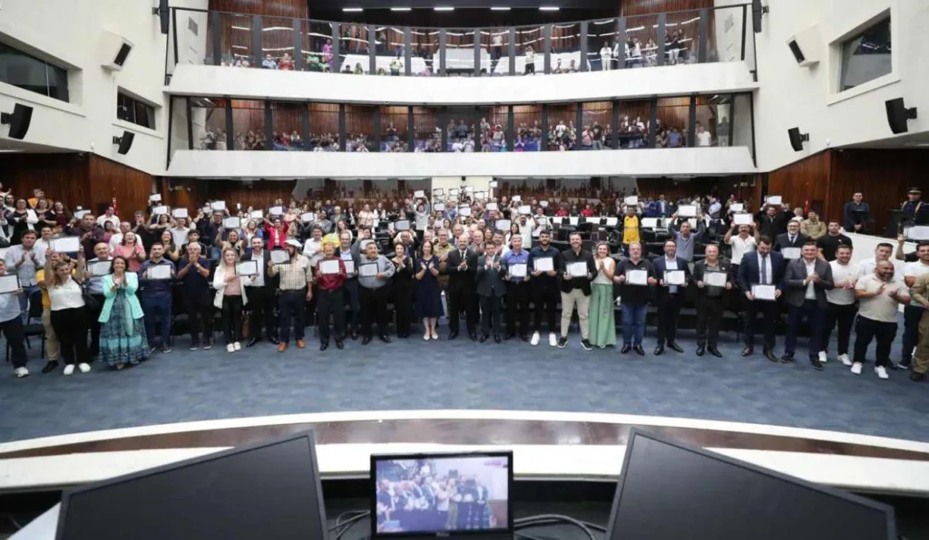 Plenário da Alep ficou lotado para a sessão em homenagem a São José dos Pinhais 