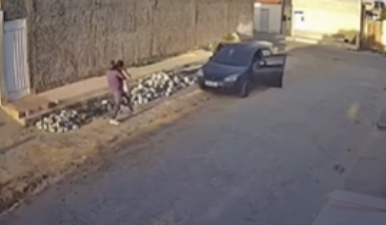 Imagem da câmera de segurança no momento em que a mulher é sequestrada.