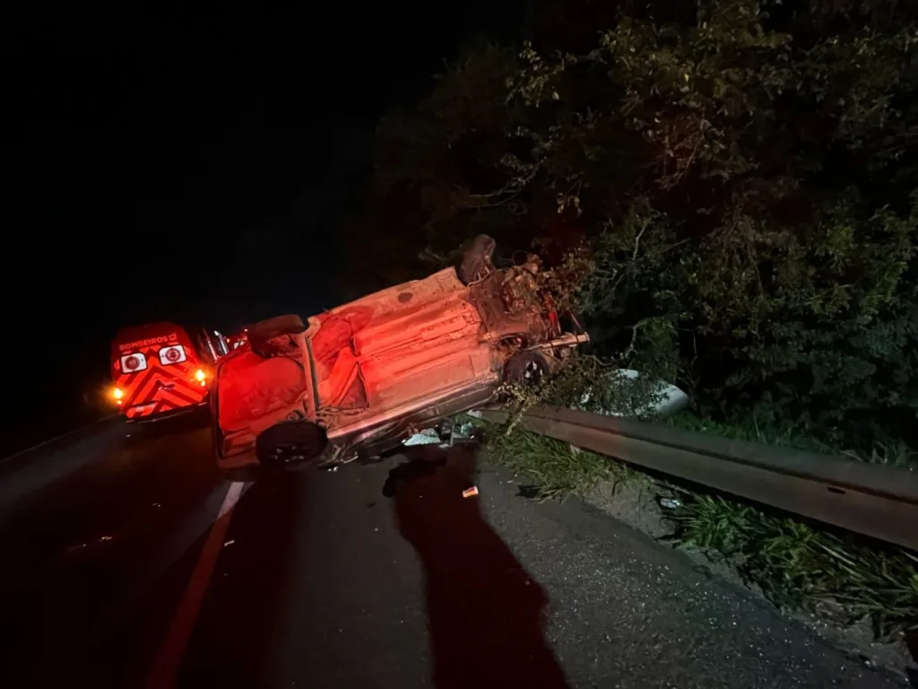 Veículo da família capotado na BR-277, em São José dos Pinhais 