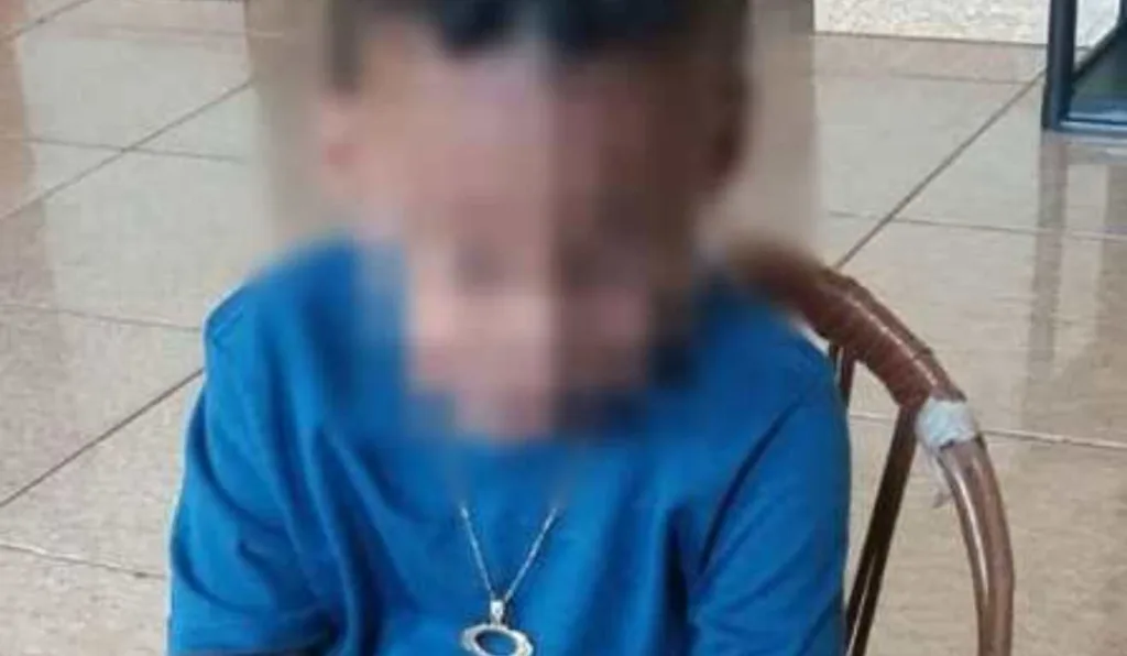 criança sentada em cadeira