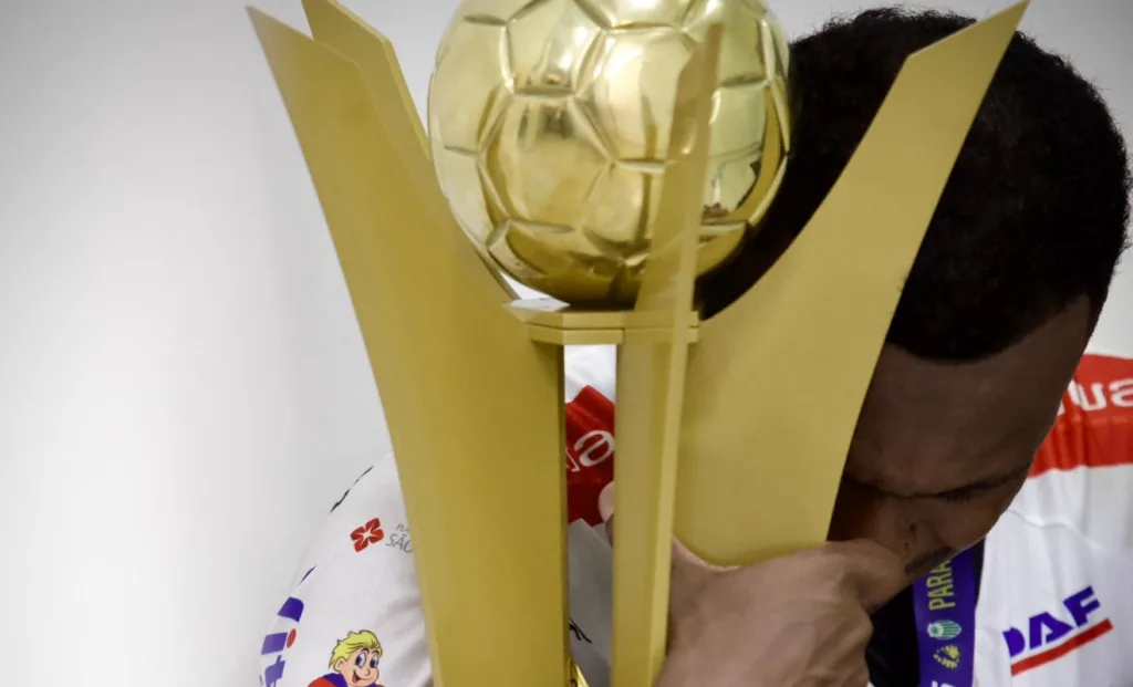 Jogador do Operário se emociona abraçado com a taça do Paranaense 2025.