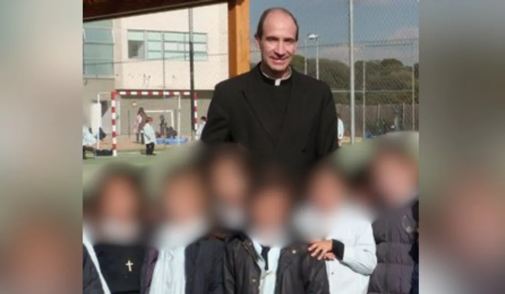 Padre em foto com meninas