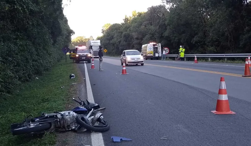 moto caída no chão em acidente
