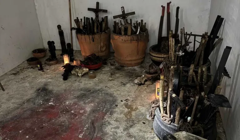 altar com crânios humanos, cruzes e sangue