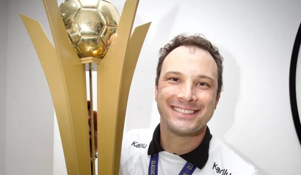 Bruno Pivetti com a taça de campeão paranaense.