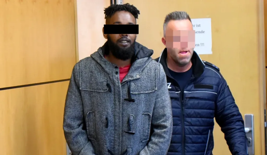 Imagem do suspeito no julgamento.