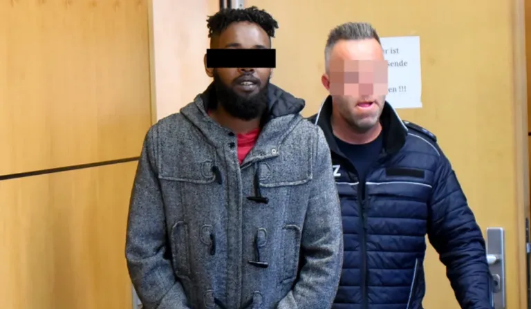 Imagem do suspeito no julgamento.