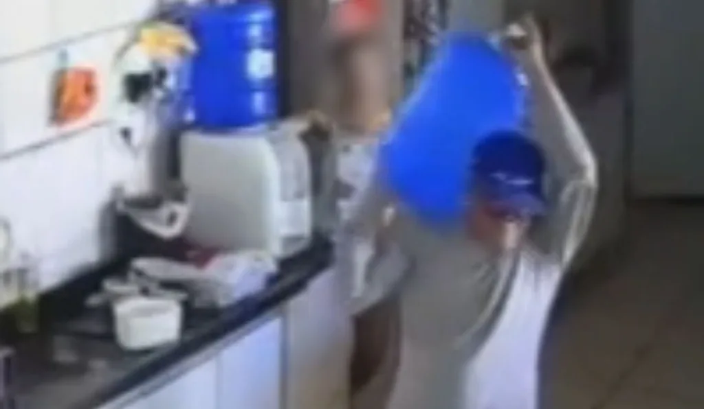 entregador de água abusa de menina de 12 anos