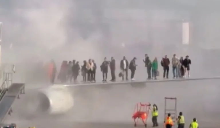Avião pega fogo e passageiros escapam pela asa; veja vídeo