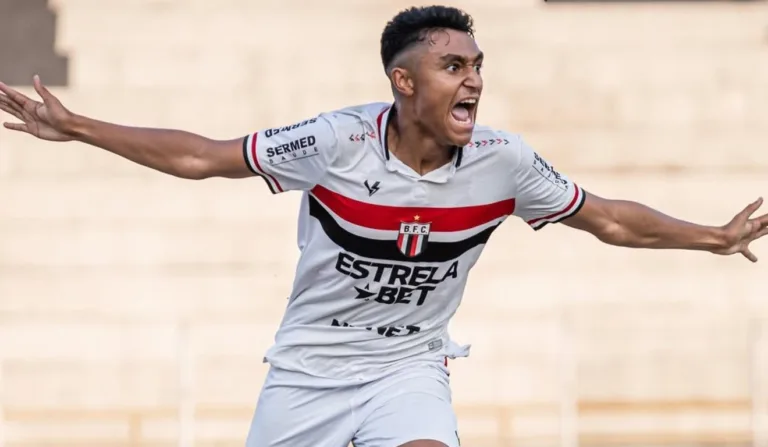 Pedro Severino, filho de Lucas, ex-jogador do Athletico, comemora gol pelo Botafogo-SP