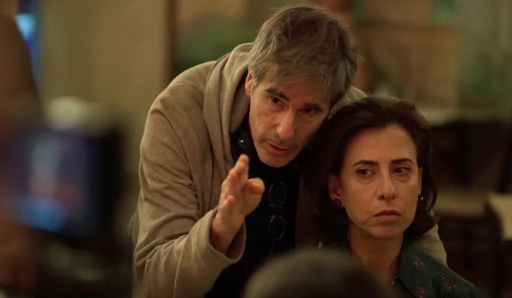 Walter Salles orientando Fernanda Torres em filmagens de 'Ainda Estou Aqui'