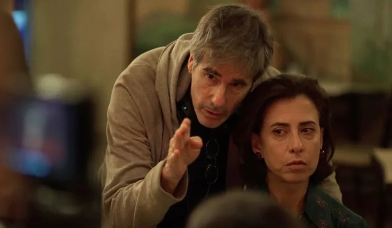Walter Salles orientando Fernanda Torres em filmagens de 'Ainda Estou Aqui'