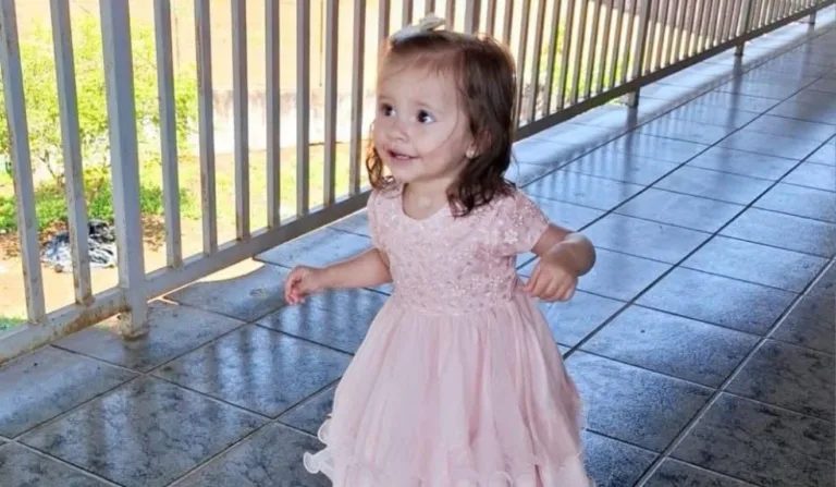 Bebê estava mamando quando subiu na cama e morreu ao cair de prédio no PR