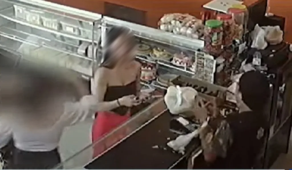 Mulher jogou uma sacola de coxinhas em atendente de padaria em Curitiba