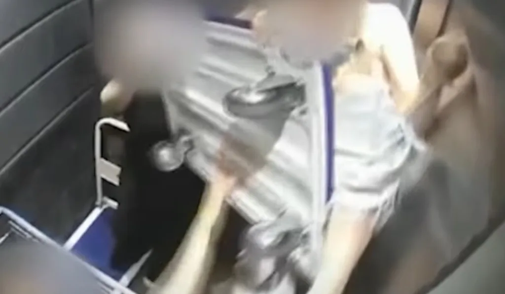 Jovem pendurada no elevador