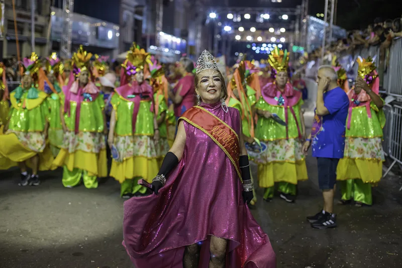 Mulher desfilando em bloco de carnaval