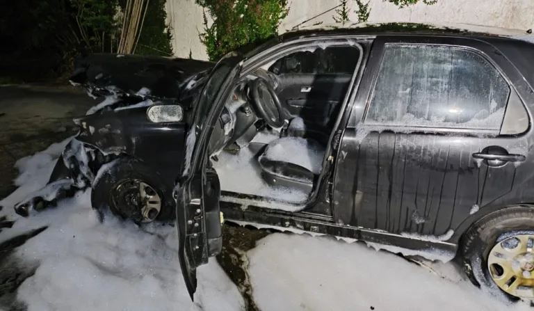 carro de idoso é incendiado dentro da garagem