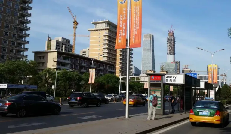 Avenida com prédios e carros em Pequim.