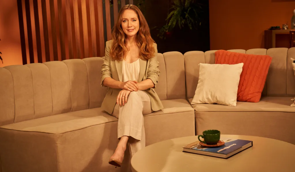 Camila Morgado posando na propaganda da Cresol