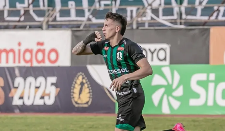Moraes marcou aos sete minutos da segunda etapa. (Foto: Maringá/ Fernando Teramatsu)