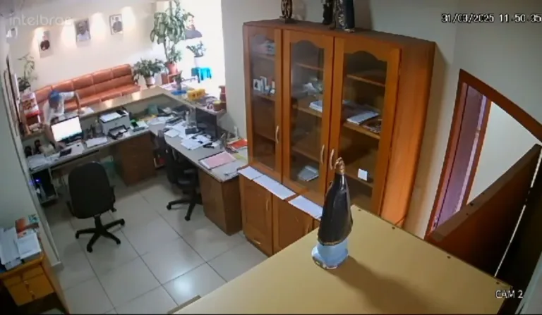 Homem pede comida em igreja e furta celular no Paraná; veja vídeo