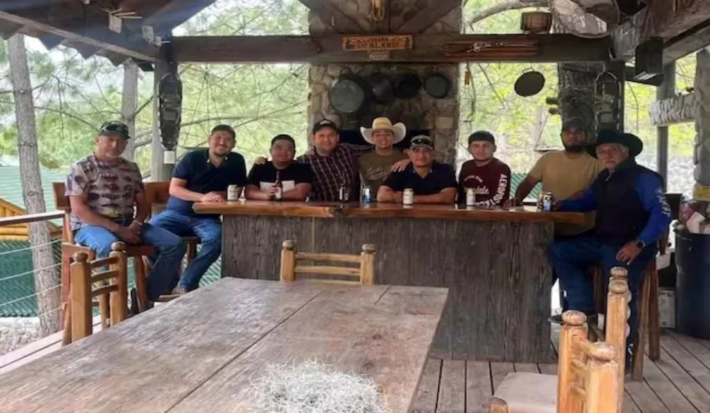 Família reunida em mesa do chalé.